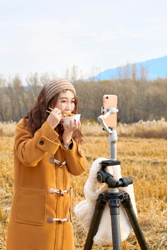 深秋季节在户外进行直播带货的亚洲女性图片