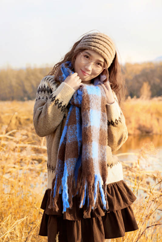 深秋的午后在郊外荒野拍照的美女图片