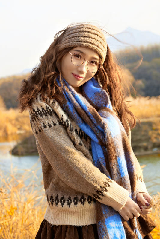 深秋的午后在郊外荒野拍照的美女图片