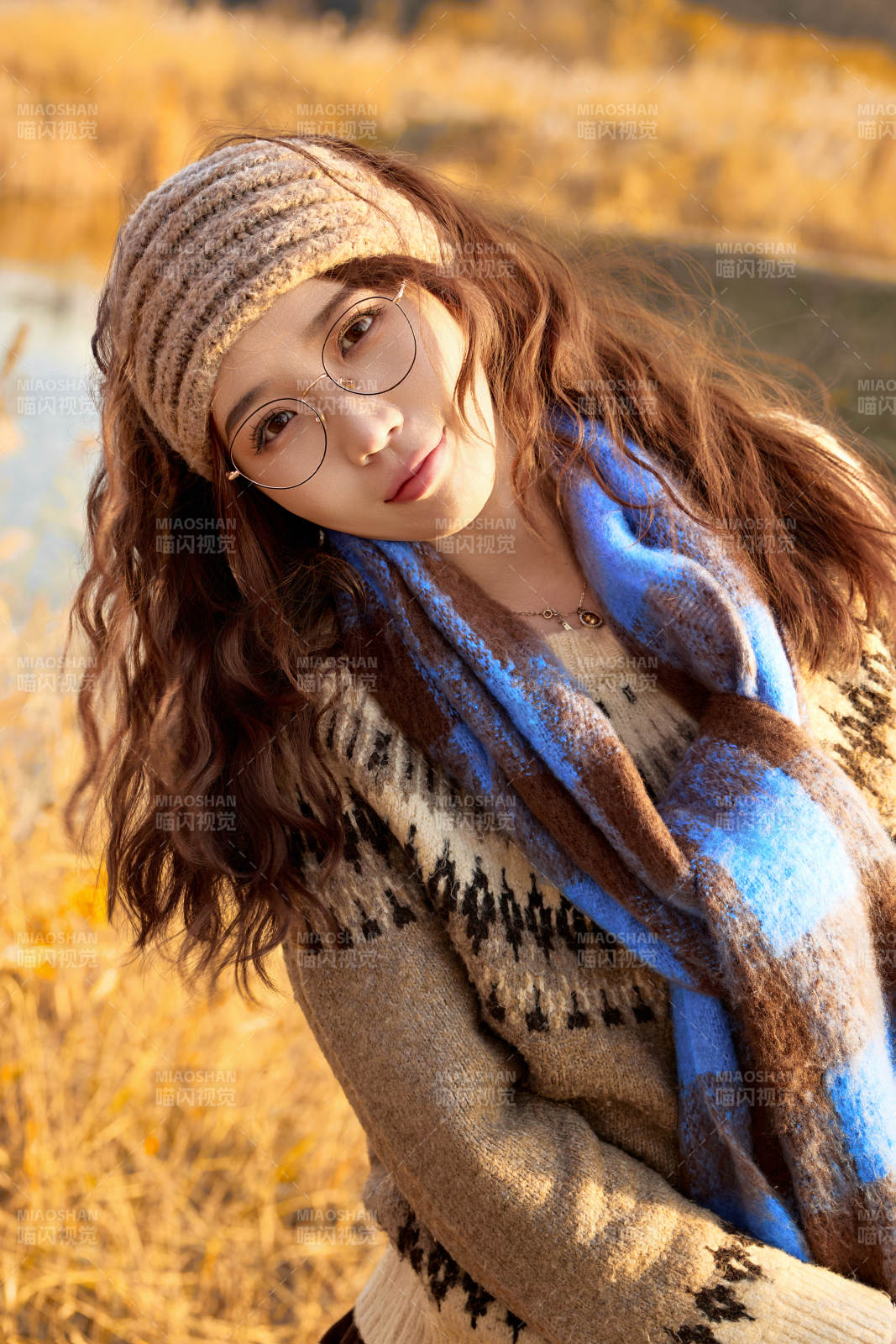 深秋的午后在郊外荒野拍照的美女图片