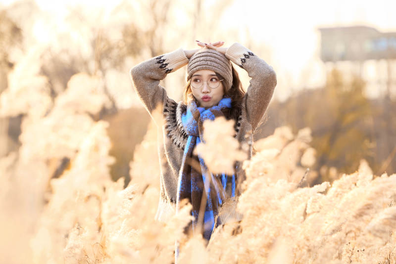 深秋的午后在郊外荒野拍照的美女图片