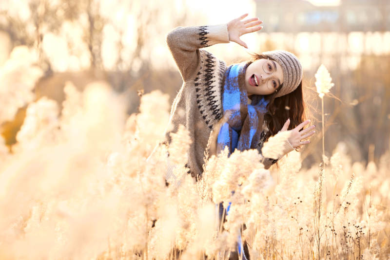 深秋的午后在郊外荒野拍照的美女图片