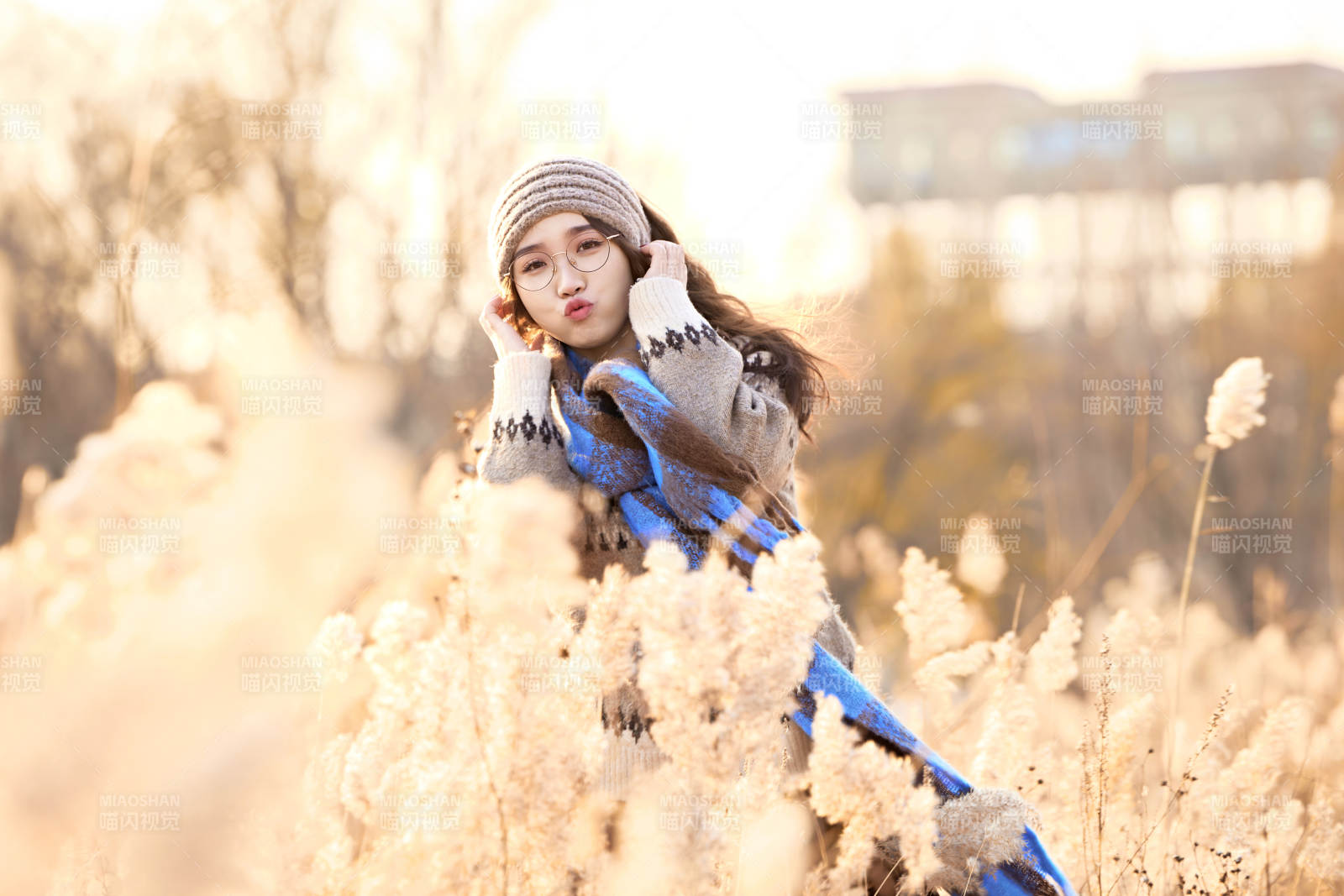深秋的午后在郊外荒野拍照的美女图片