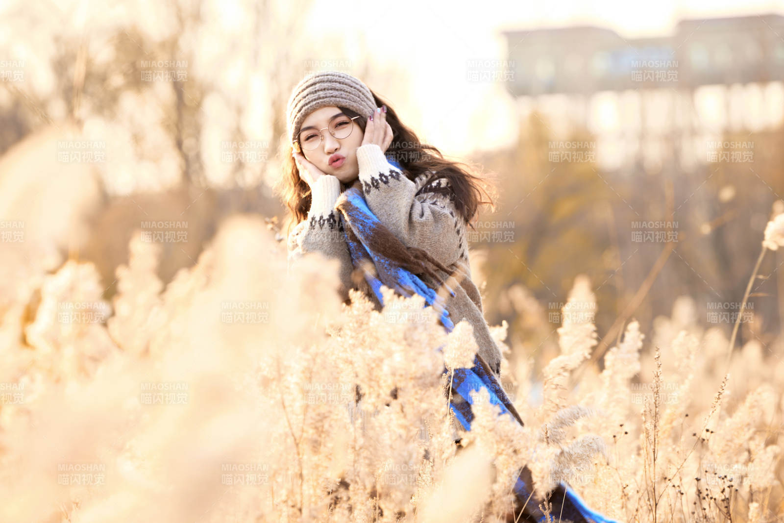 深秋的午后在郊外荒野拍照的美女图片