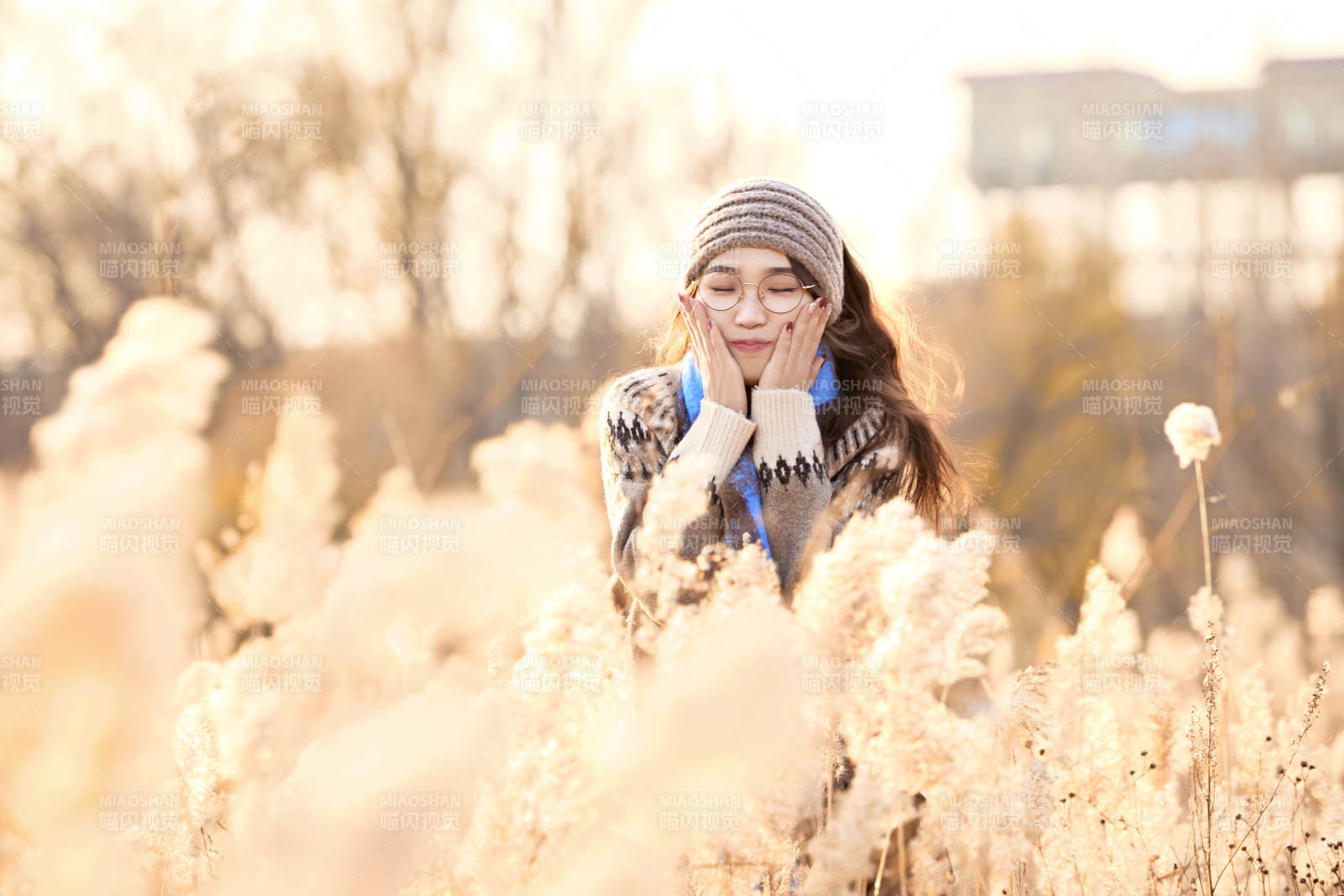 深秋的午后在郊外荒野拍照的美女图片