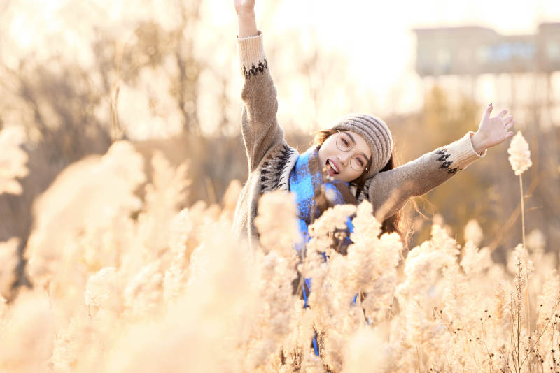 深秋的午后在郊外荒野拍照的美女图片