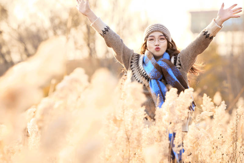 深秋的午后在郊外荒野拍照的美女图片