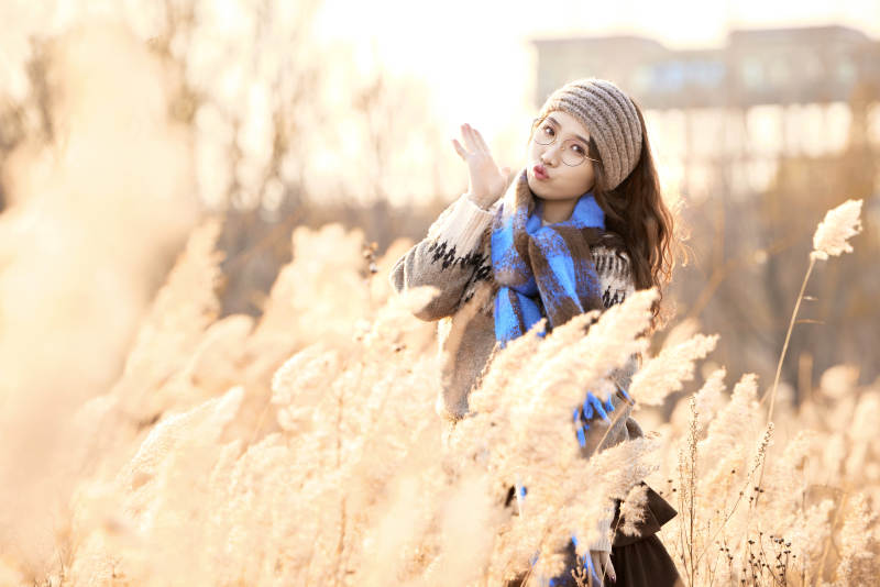 深秋的午后在郊外荒野拍照的美女图片
