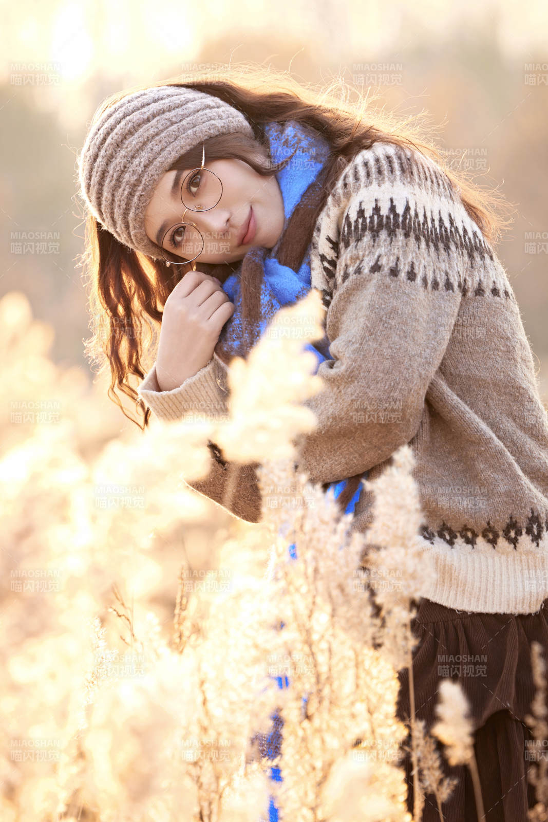 深秋的午后在郊外荒野拍照的美女图片