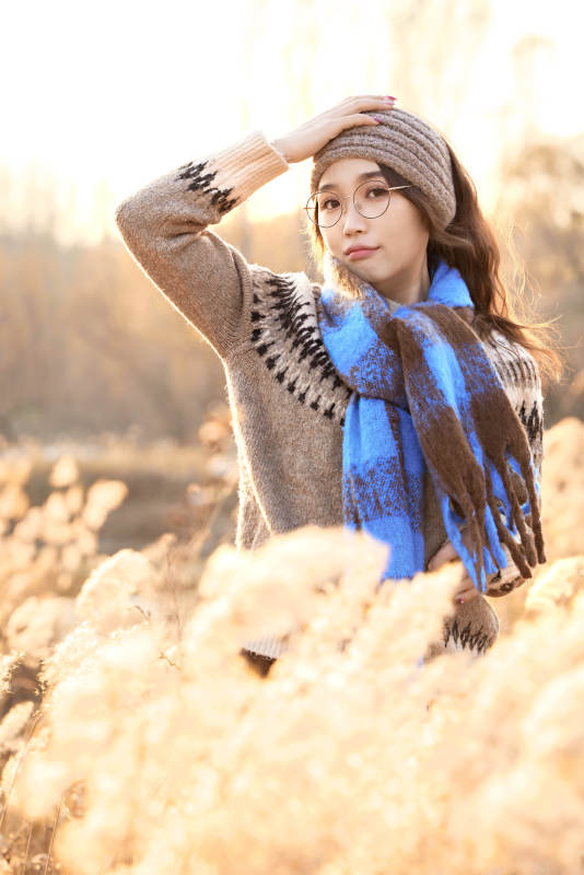 深秋的午后在郊外荒野拍照的美女图片