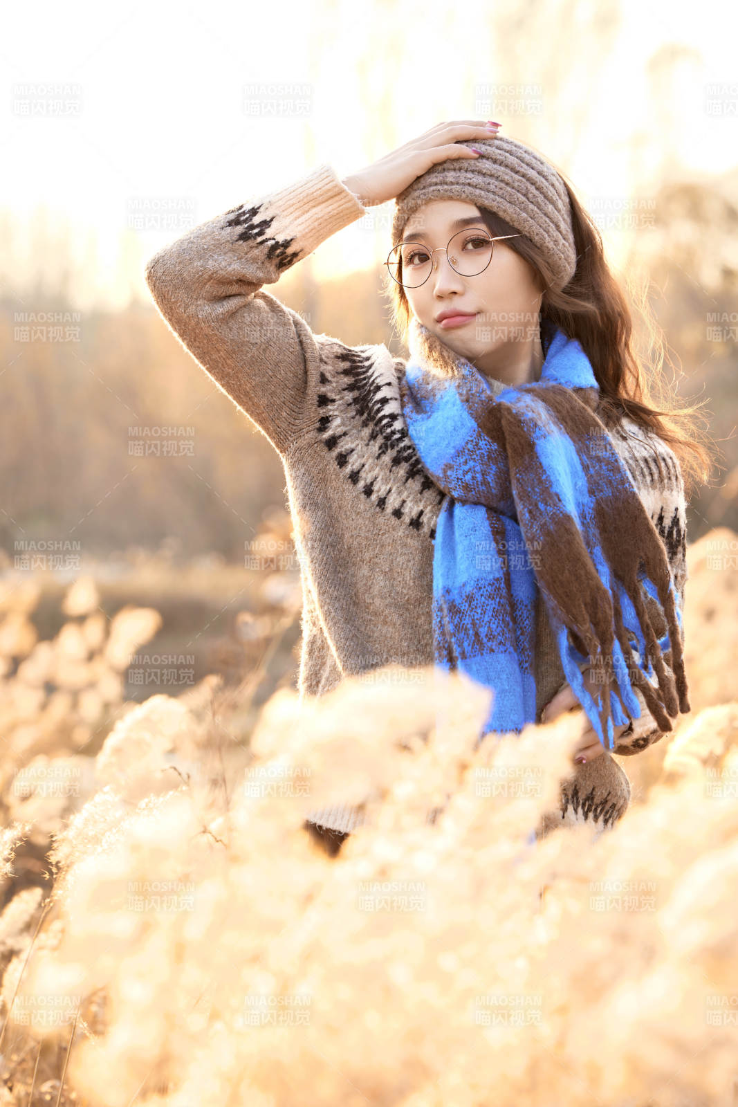 深秋的午后在郊外荒野拍照的美女图片