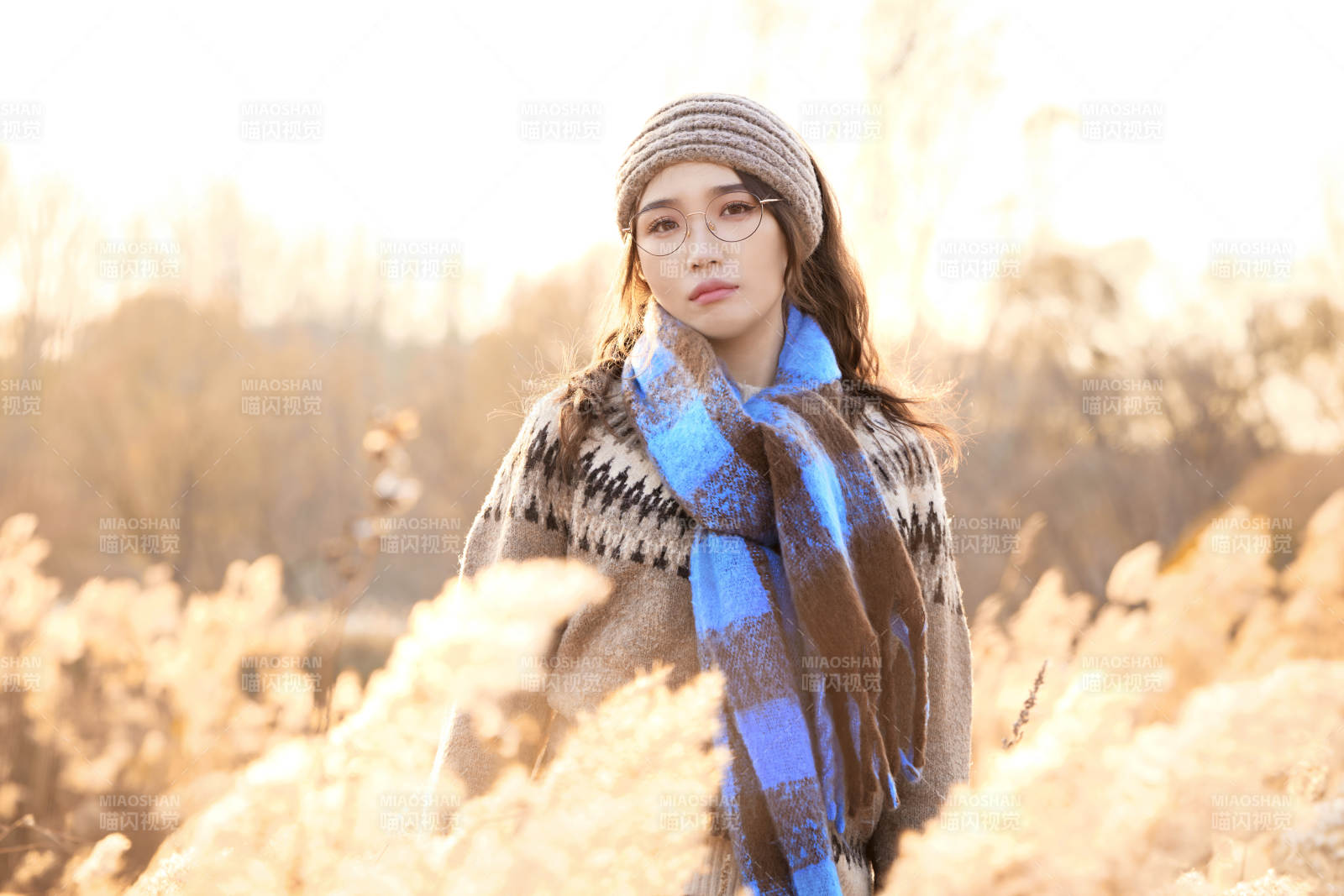 深秋的午后在郊外荒野拍照的美女图片