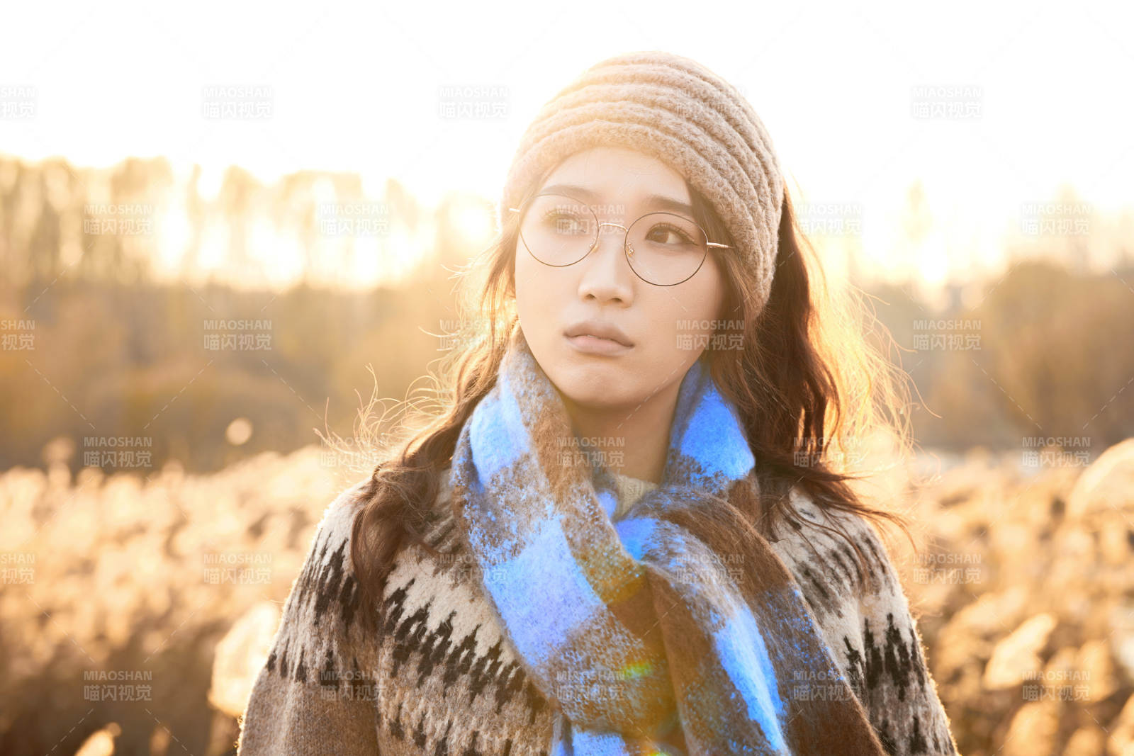 深秋的午后在郊外荒野拍照的美女图片