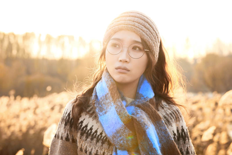 深秋的午后在郊外荒野拍照的美女图片