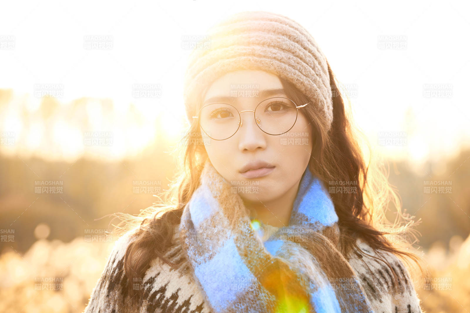 深秋的午后在郊外荒野拍照的美女图片