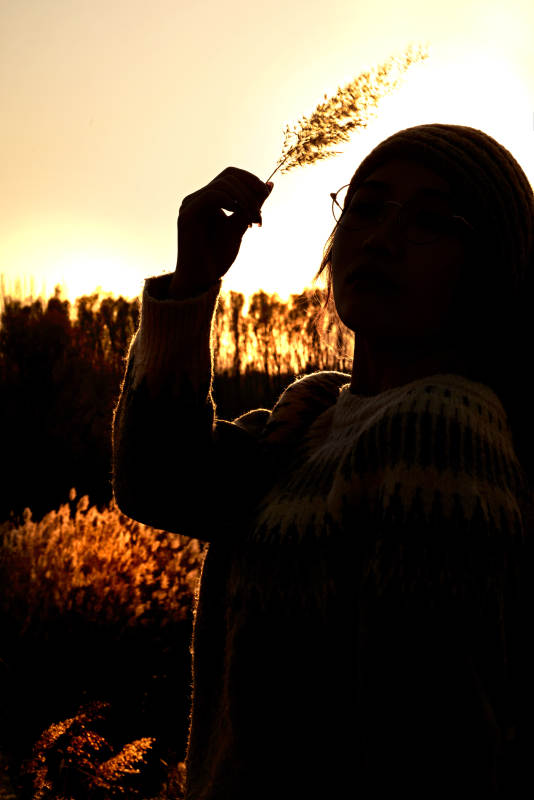 深秋的午后在郊外荒野拍照的美女图片