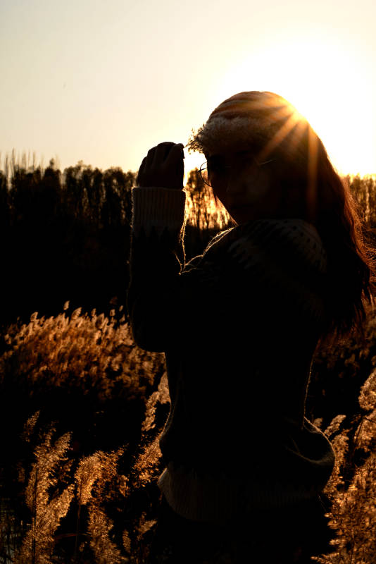 深秋的午后在郊外荒野拍照的美女图片