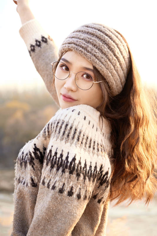 深秋的午后在郊外荒野拍照的美女图片