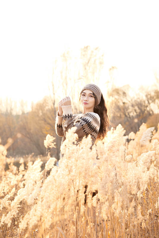 深秋的午后在郊外荒野拍照的美女图片