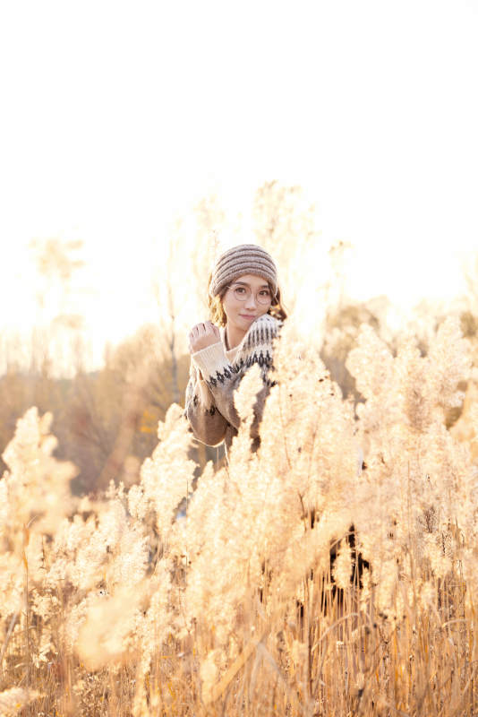 深秋的午后在郊外荒野拍照的美女图片