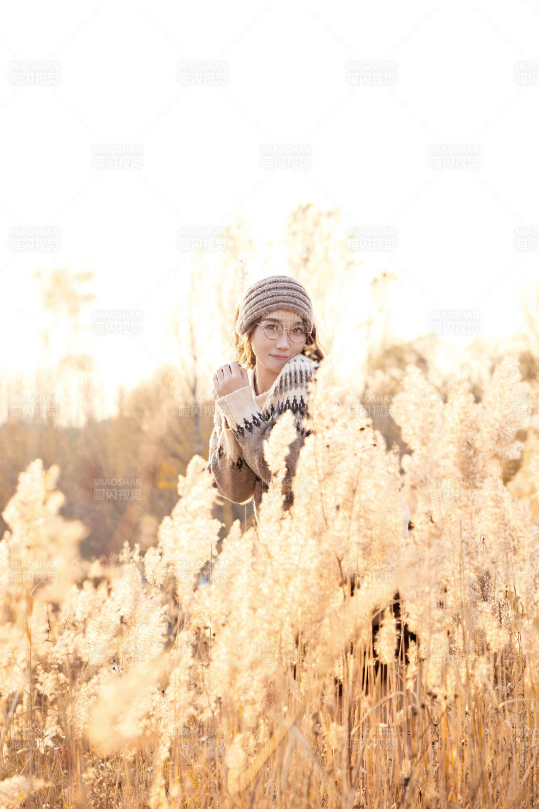 深秋的午后在郊外荒野拍照的美女图片