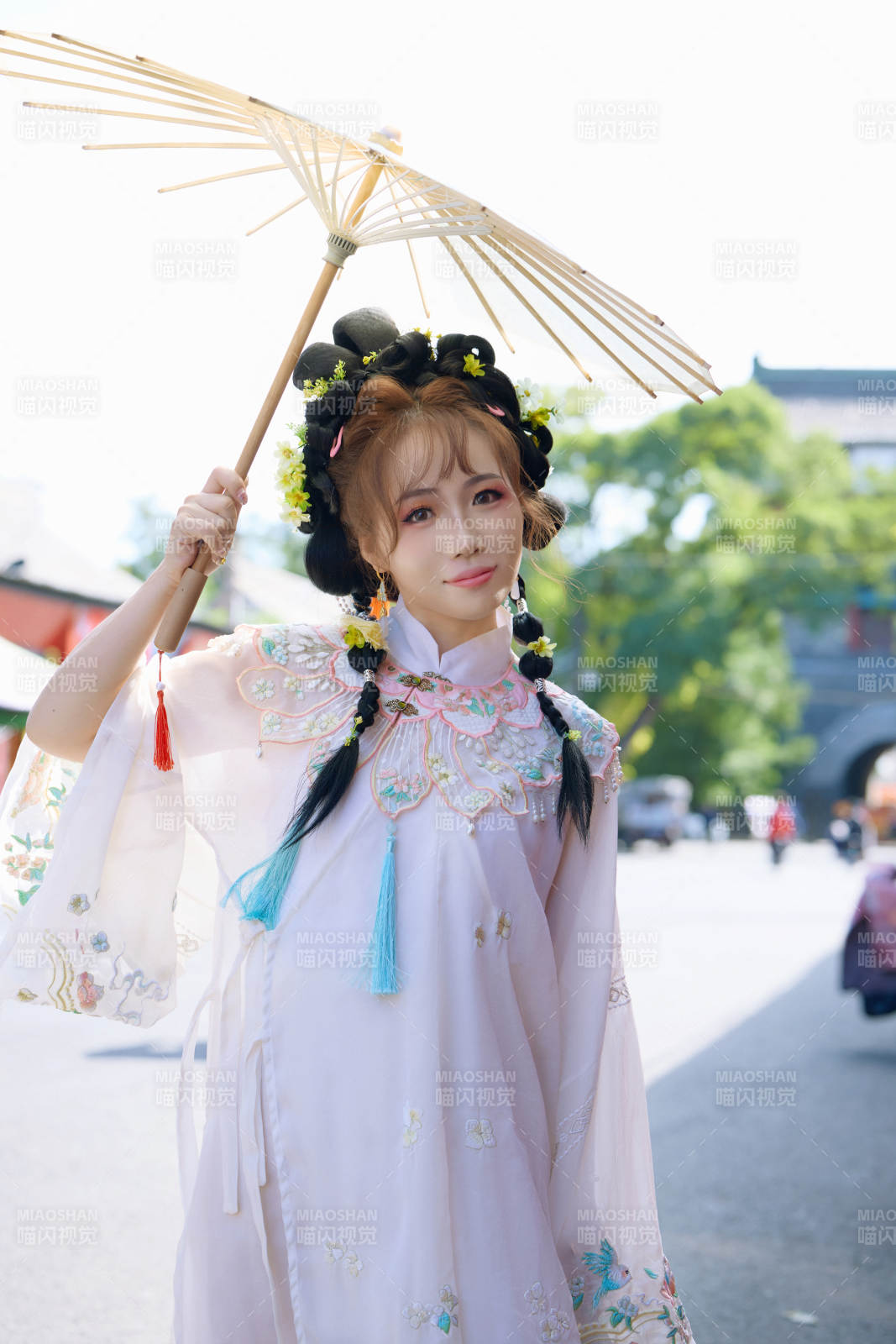 穿着汉服在古城拍照的东方美女图片