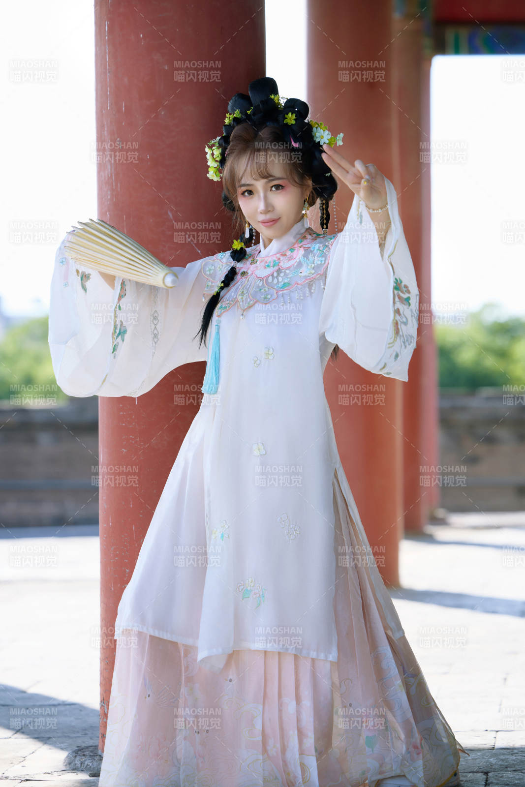 穿着汉服在古城拍照的东方美女图片