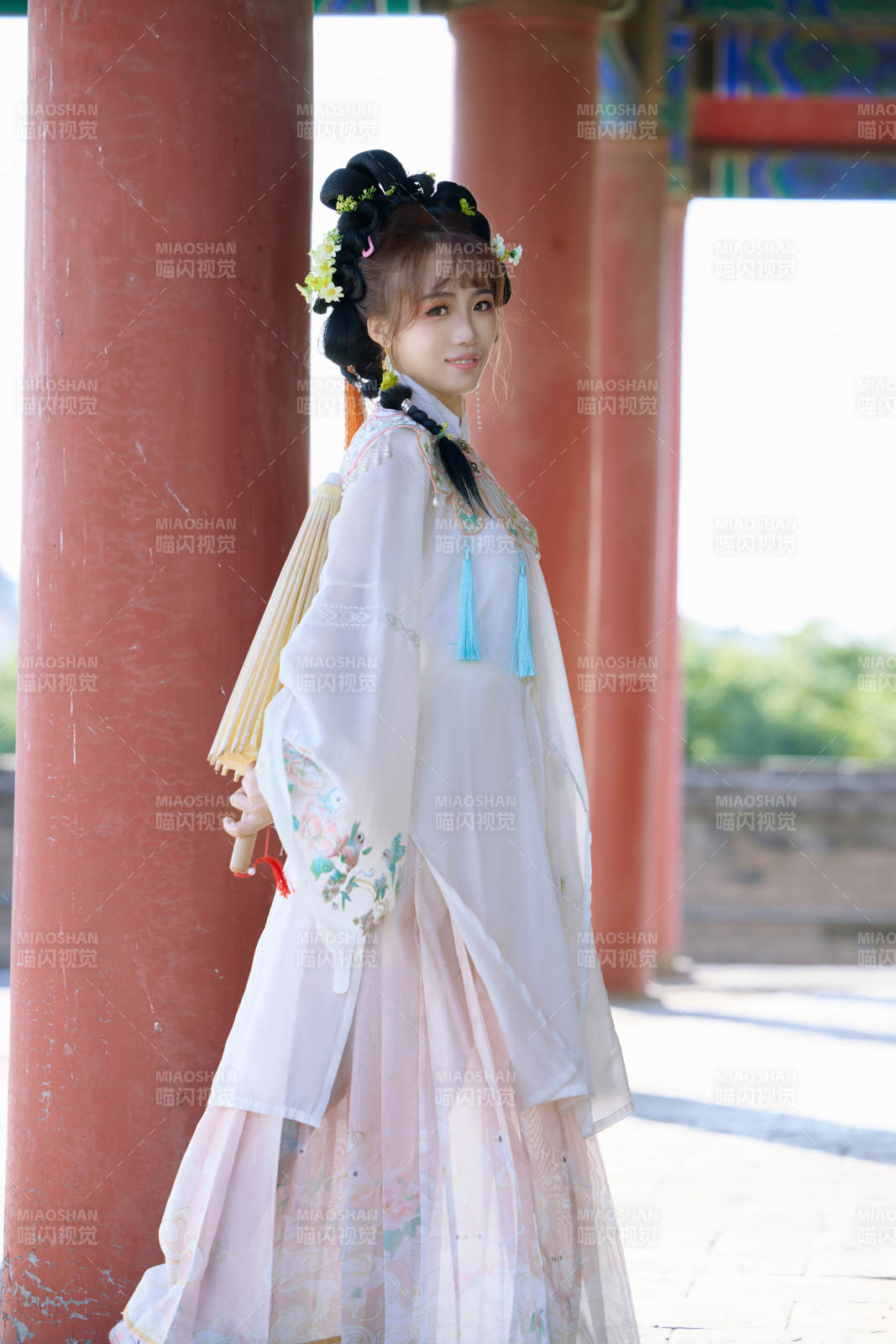 穿着汉服在古城拍照的东方美女图片