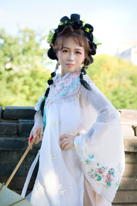 穿着汉服在古城拍照的东方美女图片