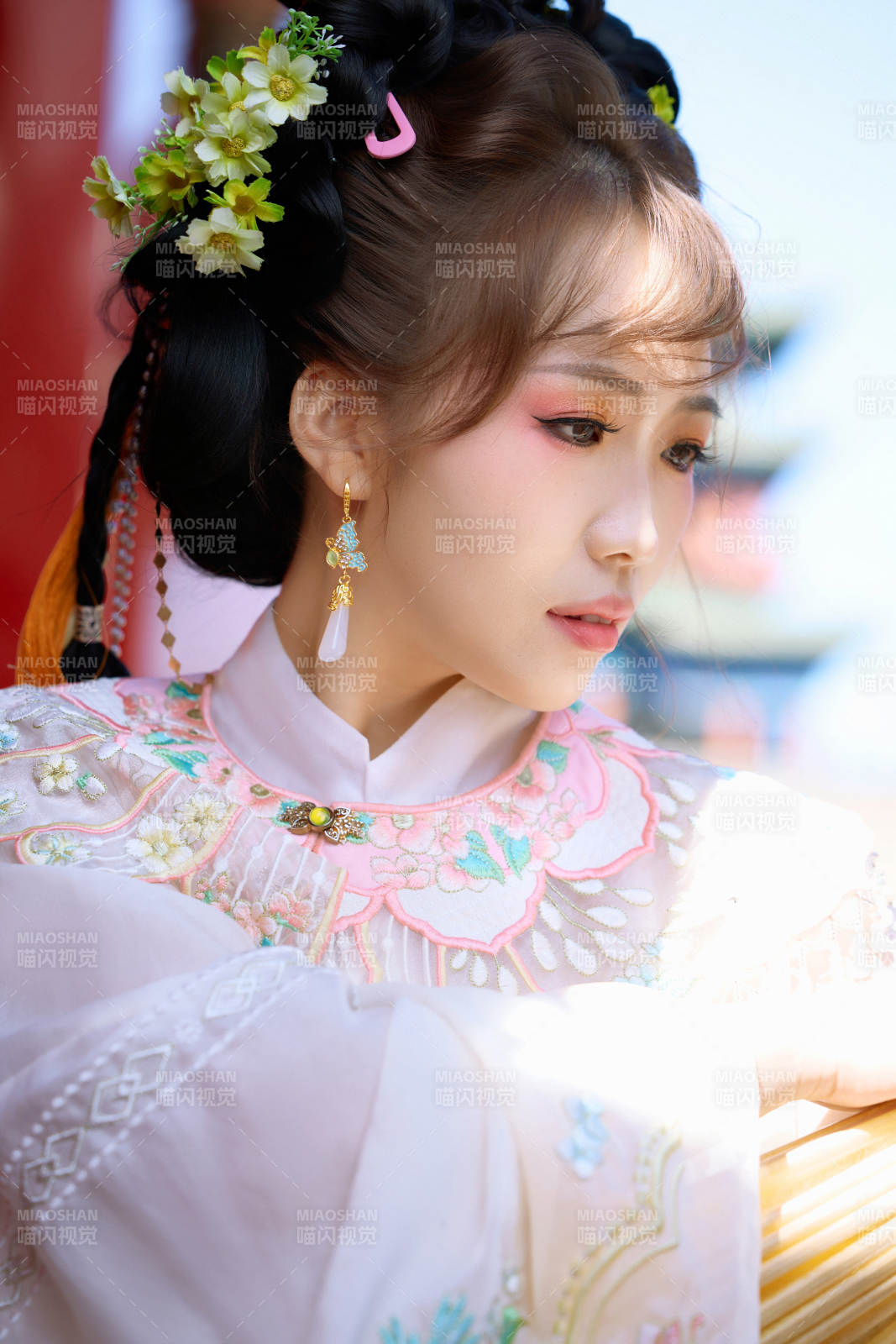 穿着汉服在古城拍照的东方美女图片