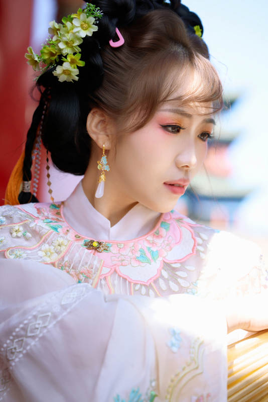 穿着汉服在古城拍照的东方美女图片