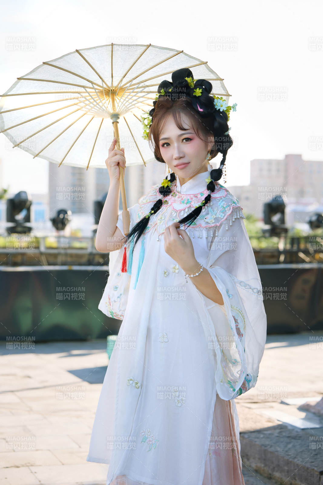 穿着汉服在古城拍照的东方美女图片