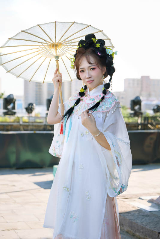 穿着汉服在古城拍照的东方美女图片