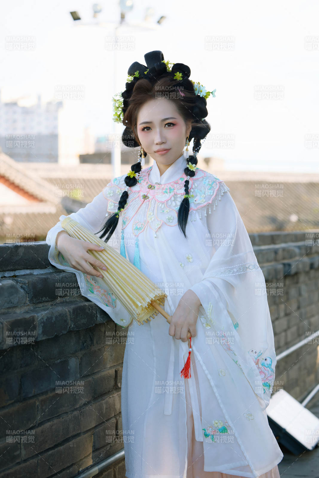 穿着汉服在古城拍照的东方美女图片