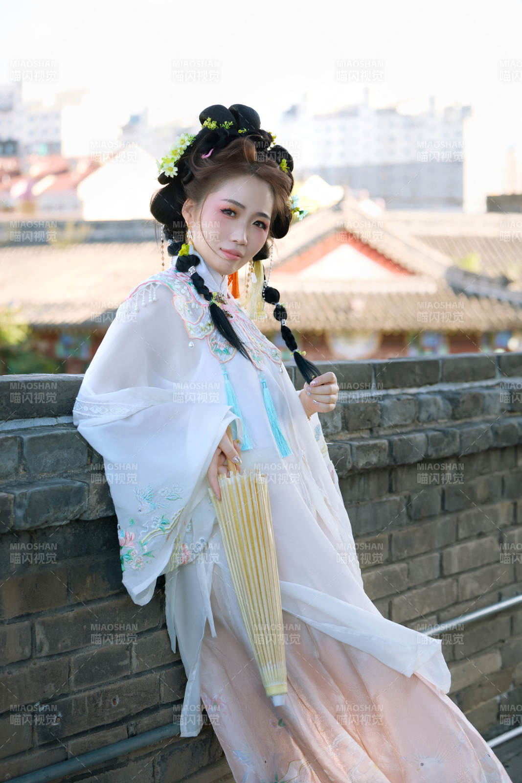 穿着汉服在古城拍照的东方美女图片