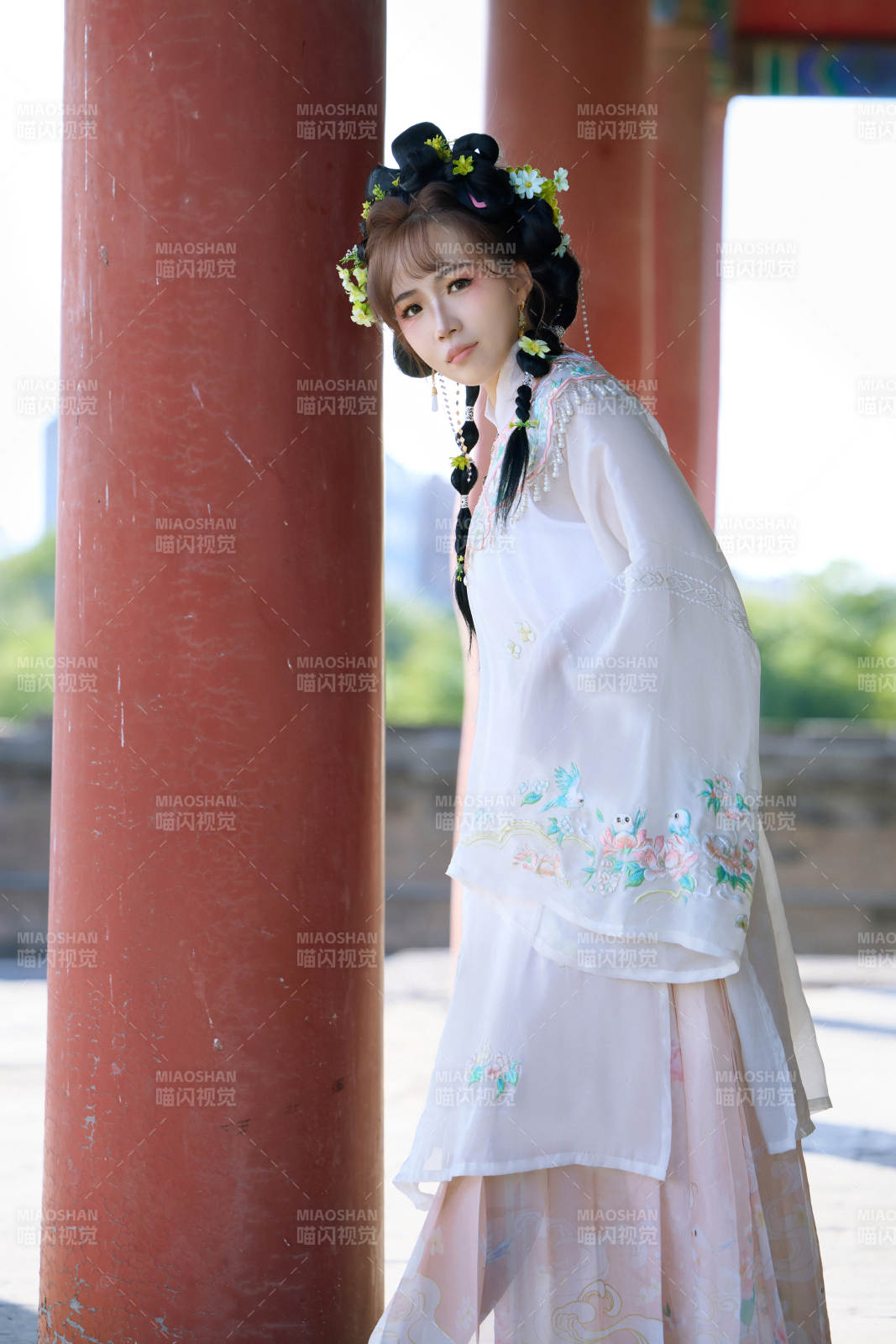 穿着汉服在古城拍照的东方美女图片