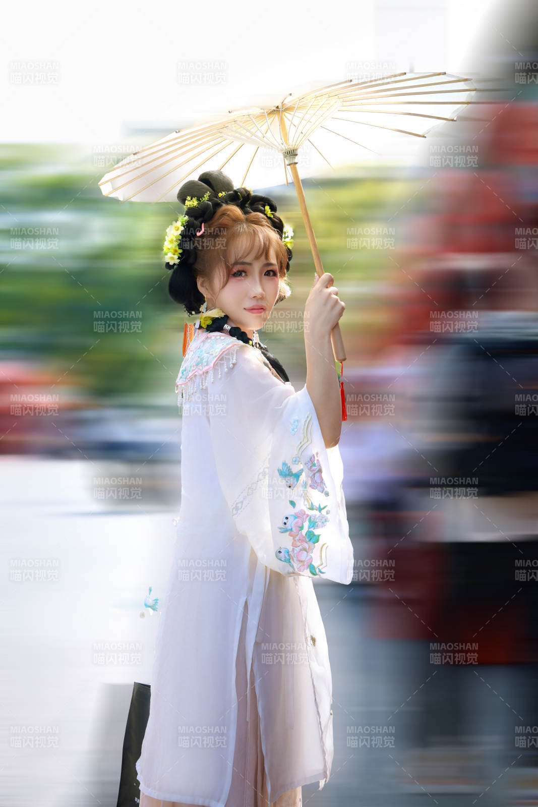 穿着汉服在古城拍照的东方美女图片