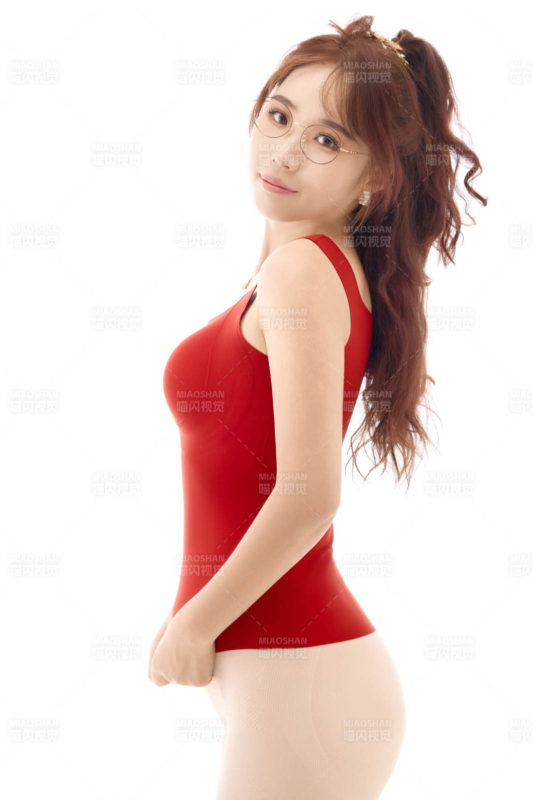 影棚拍摄白色背景前展示女性束身衣的亚洲美女图片