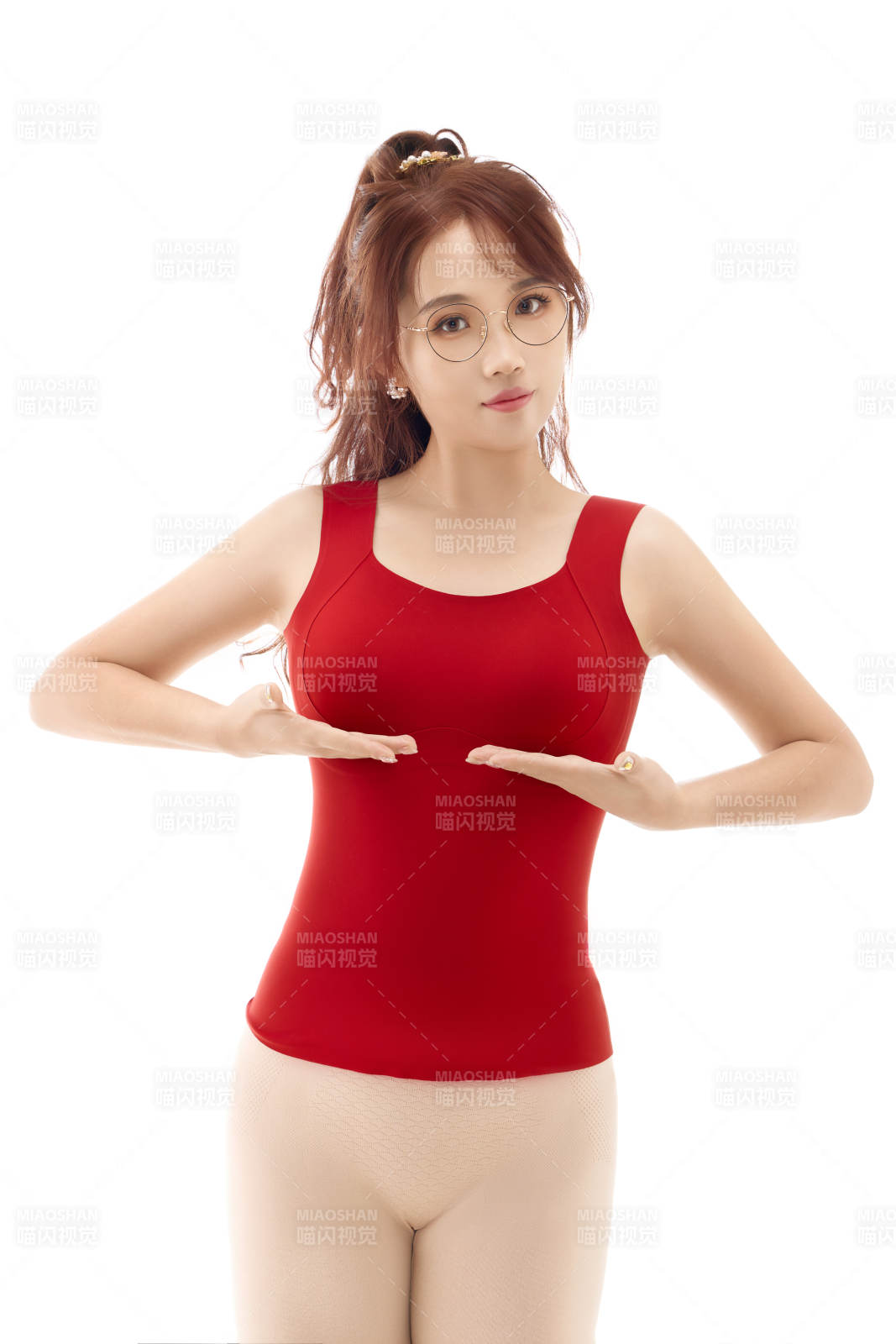 影棚拍摄白色背景前展示女性束身衣的亚洲美女图片