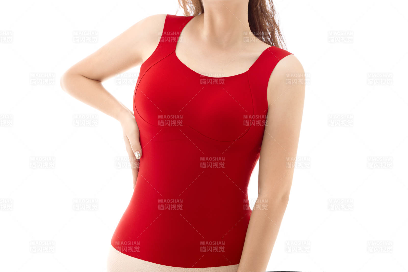 影棚拍摄白色背景前展示女性束身衣的亚洲美女图片