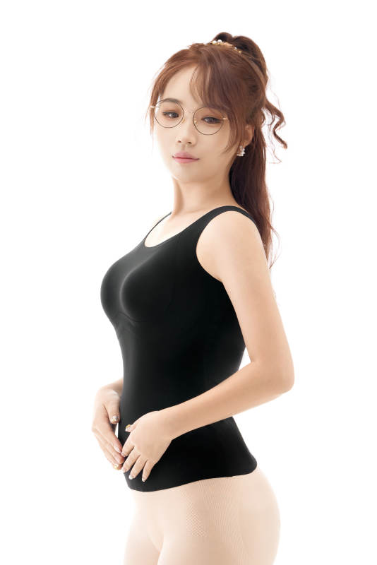 影棚拍摄白色背景前展示女性束身衣的亚洲美女图片