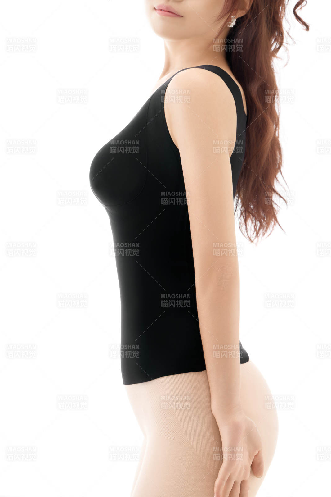 影棚拍摄白色背景前展示女性束身衣的亚洲美女图片