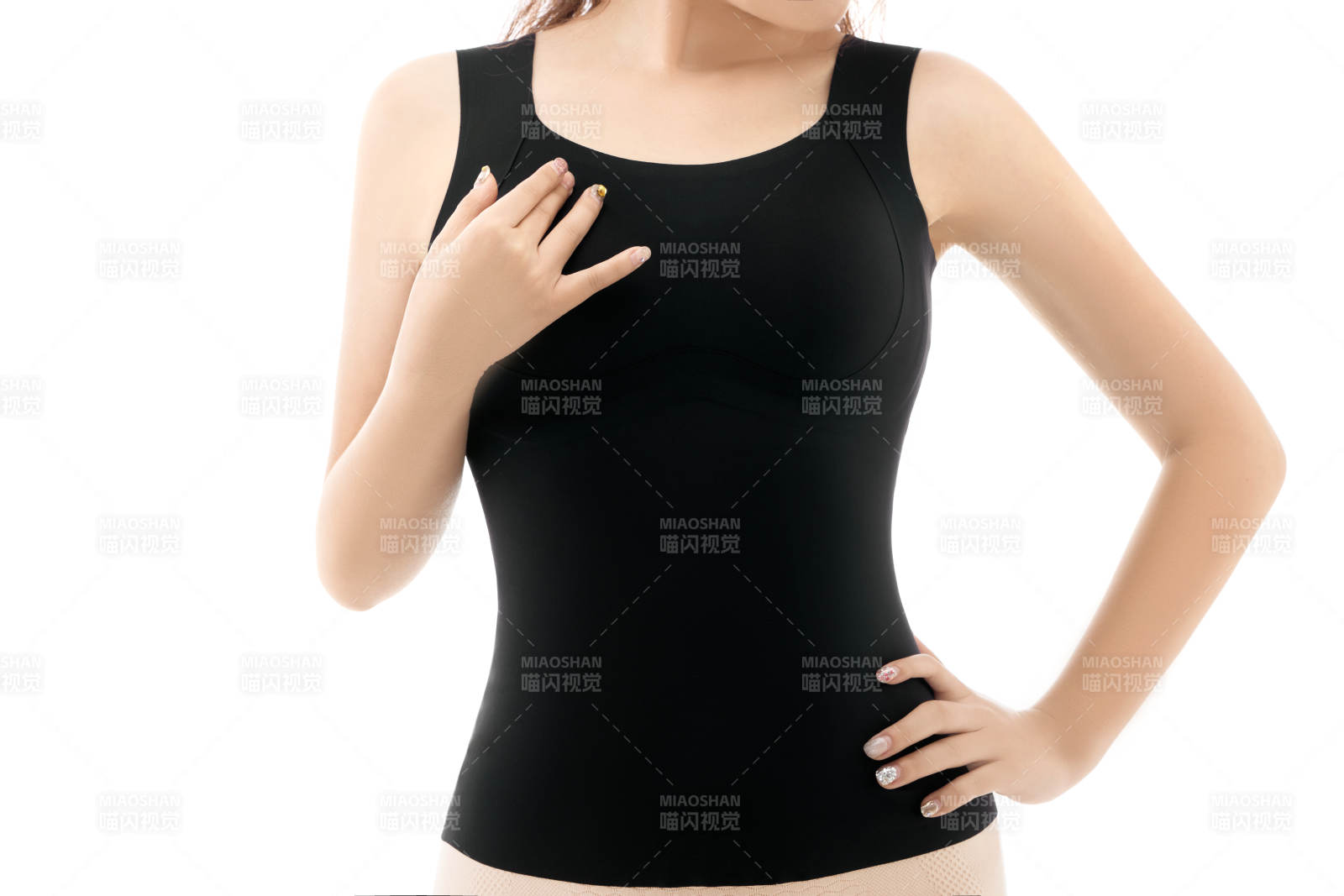 影棚拍摄白色背景前展示女性束身衣的亚洲美女图片