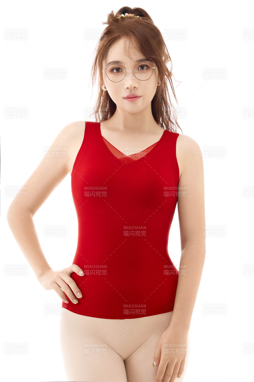 影棚拍摄白色背景前展示女性束身衣的亚洲美女图片