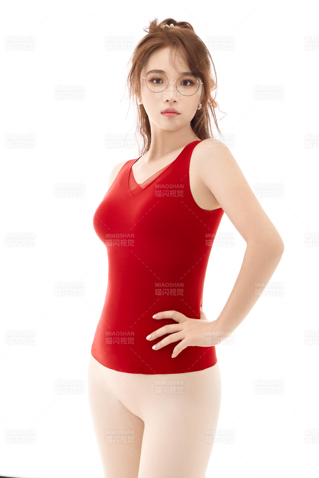 影棚拍摄白色背景前展示女性束身衣的亚洲美女图片