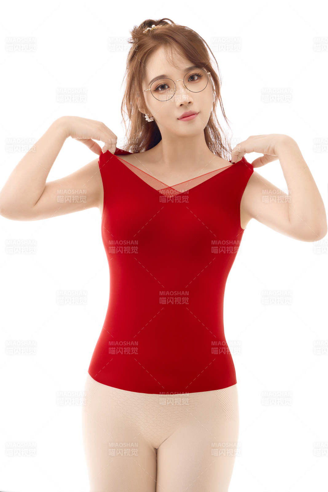 影棚拍摄白色背景前展示女性束身衣的亚洲美女图片