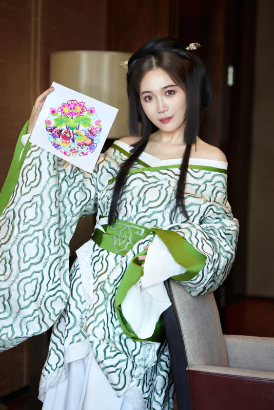 身穿汉服战国袍的亚洲美女与蔚县剪纸图片