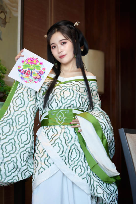 身穿汉服战国袍的亚洲美女与蔚县剪纸图片