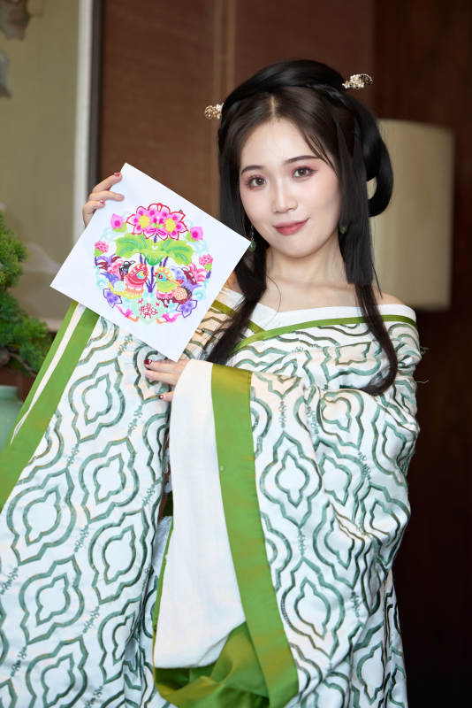 身穿汉服战国袍的亚洲美女与蔚县剪纸图片