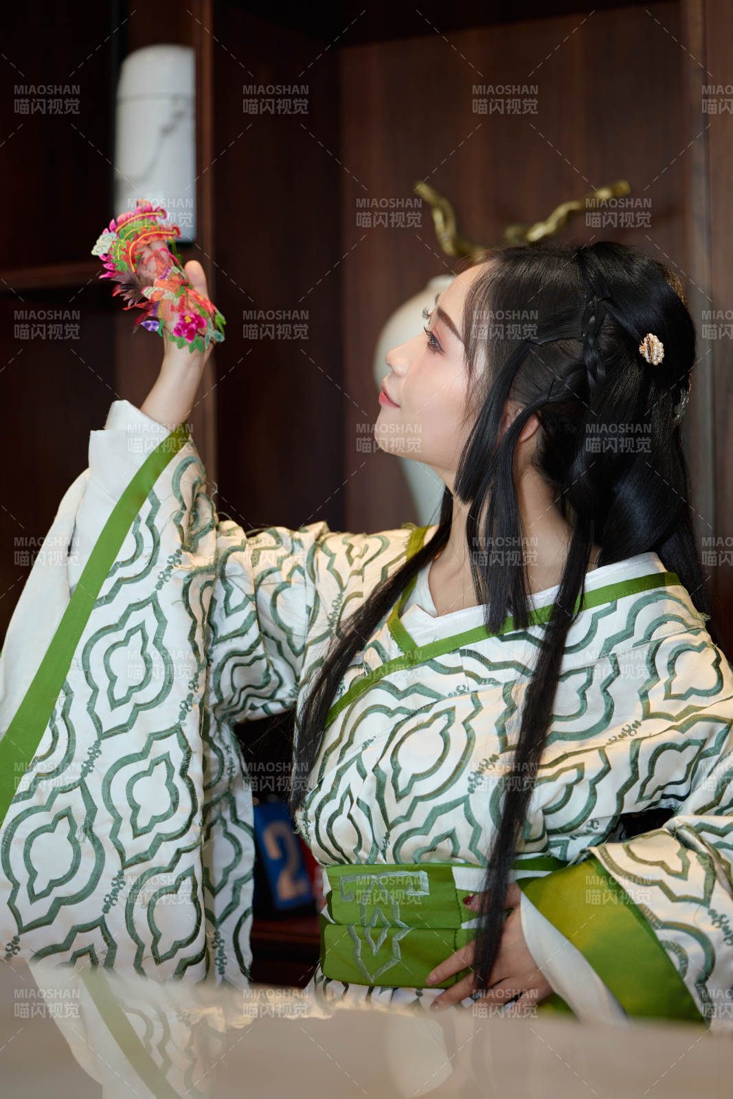 身穿汉服战国袍的亚洲美女与蔚县剪纸图片